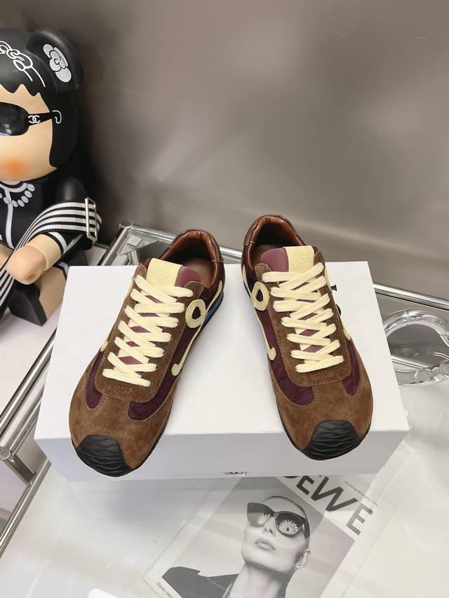 LOEWE原版BALLET RUNNER2.0 罗意威芭蕾鞋！按原版套楦工艺 不对称鞋头造型，罗意威的标志性设计！超柔软、轻便且灵活的波浪纹原版TPU底， 不是