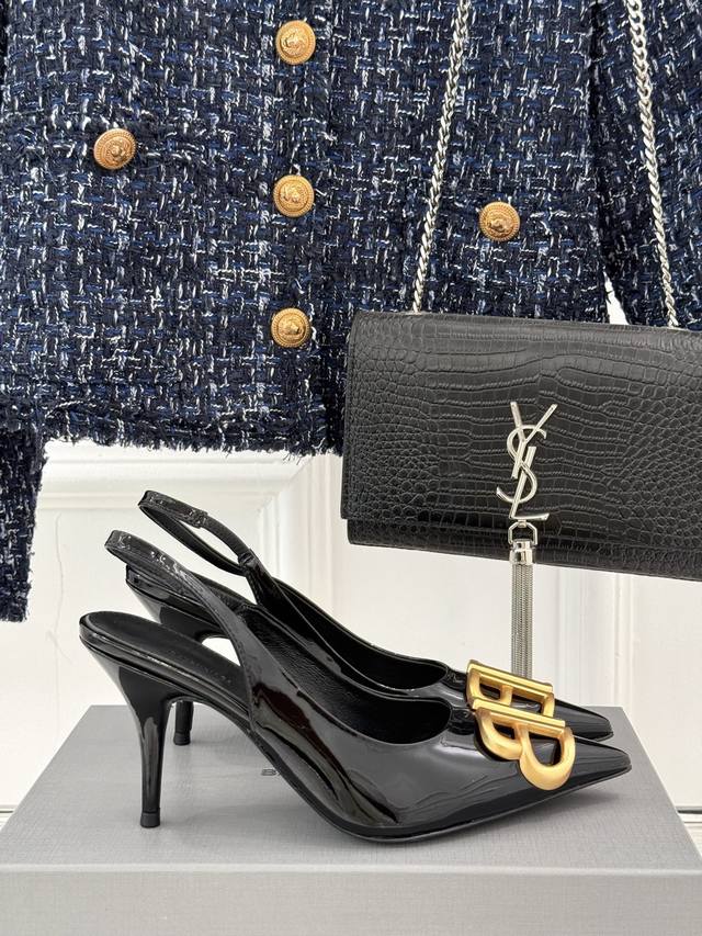 凉鞋 单鞋 balenciaga 巴黎世家经典双B扣尖头后空凉鞋将时髦发挥到极致 经典中的精品整双鞋的精髓就是它的鞋头 够尖够长并且不带臃肿感 还拉长线条 完全