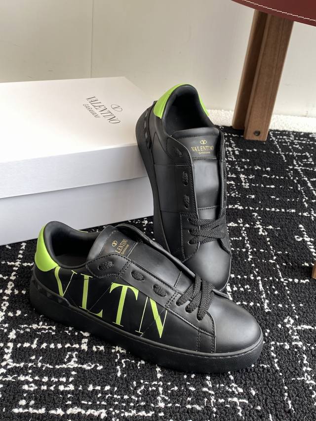 代购级 Valentino 经典升级 低帮绑带运动鞋、休闲鞋 男士女士真皮板鞋华伦天奴运动板鞋简直太棒了 时尚潮流炫酷+经典复古，情侣款最新时尚运动鞋系列都有货