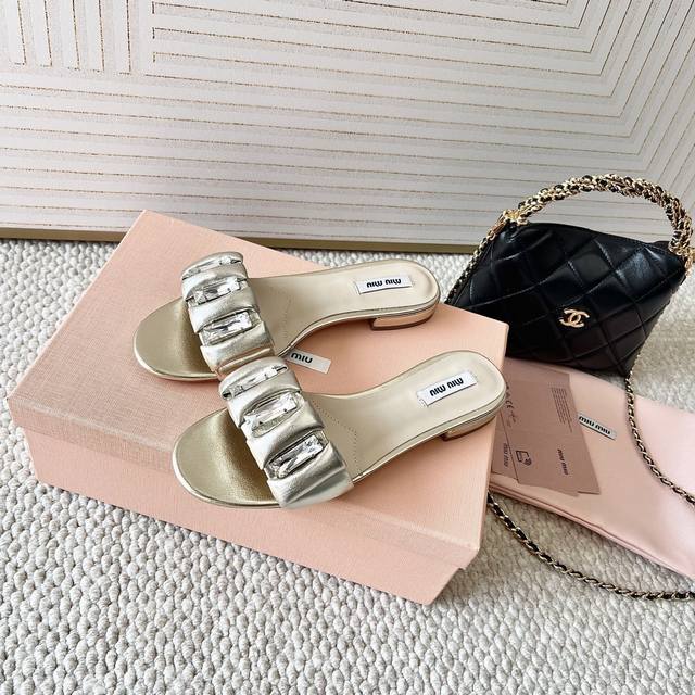 miumiu缪缪25年春夏新品 miu家 水晶钻平底凉拖鞋 羊皮 真皮底正码:35-39订做40.41.42
