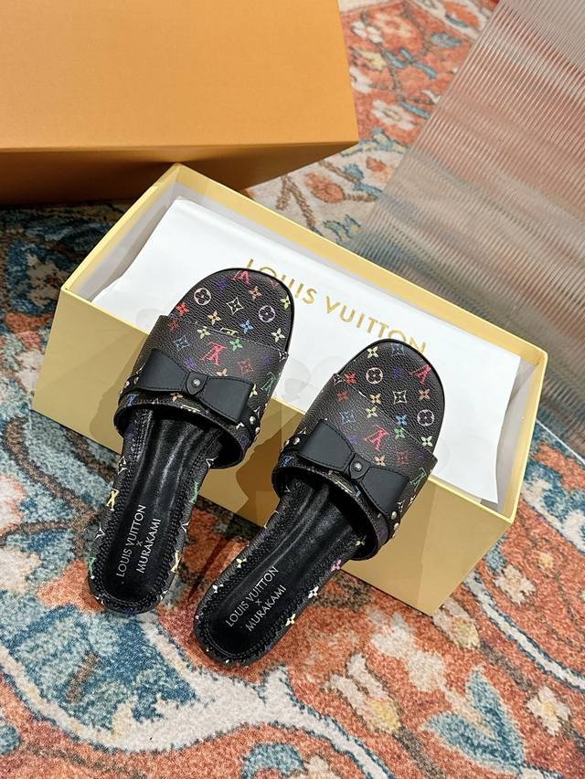 LV 驴家 太好看了很少做Lv家的单品 但是这双小猫跟我真的是没法拒绝啊！原版购入 用心开发 鞋跟都是开模定制 老花单宁色搭配的棕色皮质，也太出彩了！刚刚好的绝