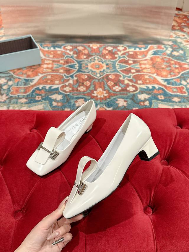 PRADA 2025s普拉达春夏新品方头露舌皮饰金属扣头穆勒单鞋系列新款浅口方头单鞋，因为照足原版做法，鞋面做法原版完全一致，顶级的开边珠牛皮，新颖的配色，再以