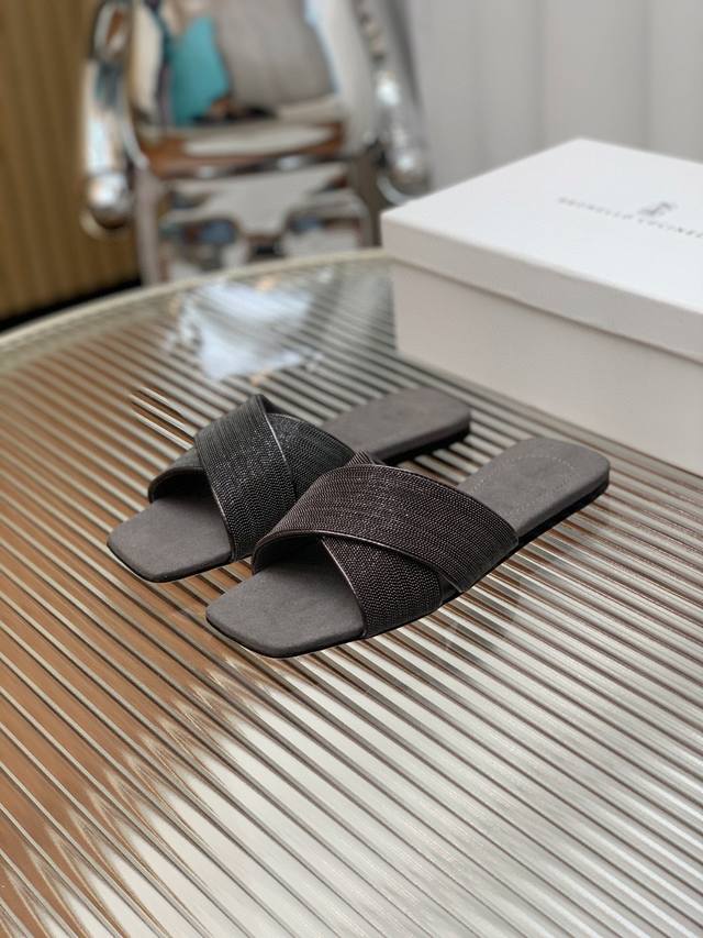 BrunelloCucinelli 。B C凉鞋上新款了。进口羊绒面料。内里进口羊绒，纯铜珠链，原版真皮底，上脚美观大方，百分百原版开发。原版包装，码数35 －