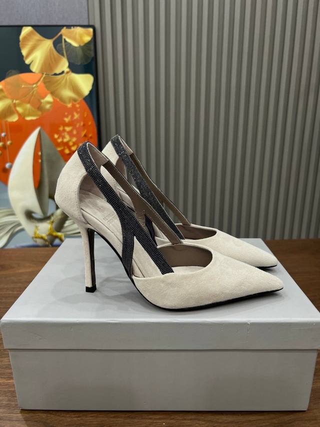 BrunelloCucinelli 。时尚高跟凉鞋上新款了。面料：进口羊绒。内里羊皮，纯铜珠链，上脚美观大方，百分百原版开发。原版包装，码数35 －42。35