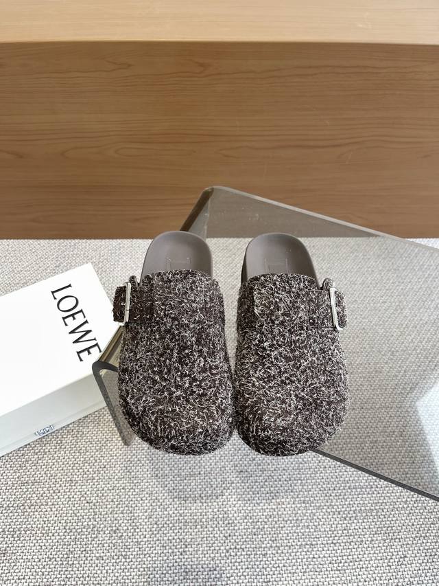 LOEWE 罗意威 25ss 新款 勃肯拖鞋来自秀场 品牌设计师Jonathan Anderson一贯的玩味主义色彩 新款 勃肯 穆勒拖鞋以可爱有趣的圆形鞋头搭
