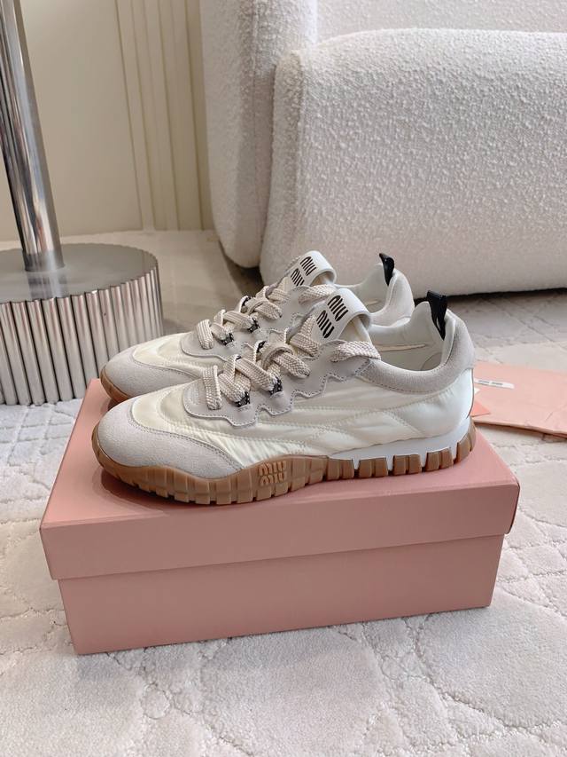 出厂价 miu 联名lululemon休闲运动鞋 这款上脚真的很好看 结合了优雅和运动功能 真是舒适又时髦 配色太好看啦 原版购入打版开发 尺码35-39 40