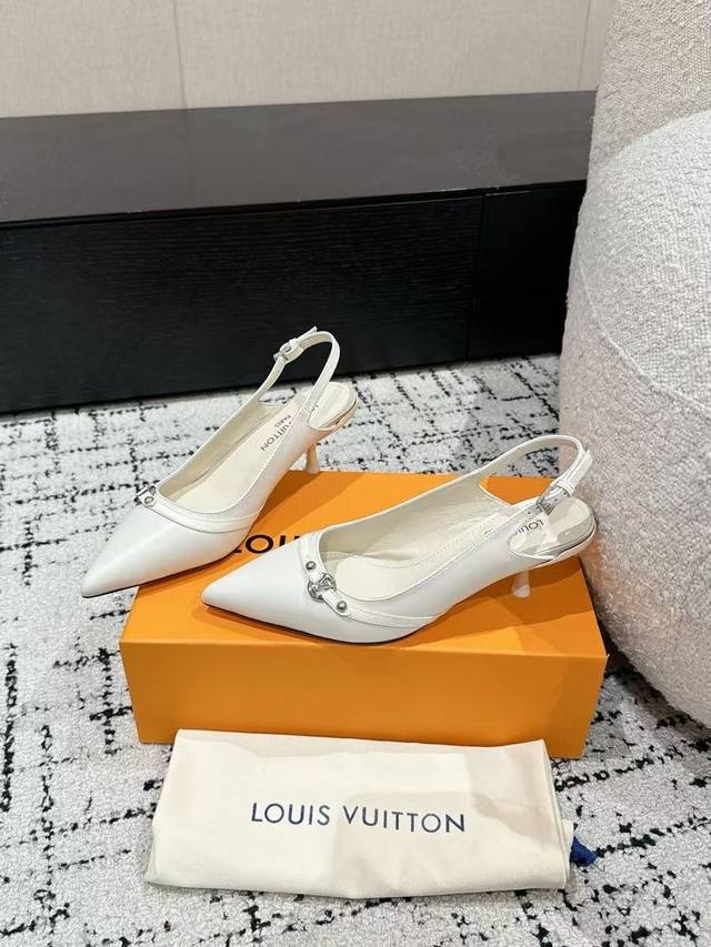 顶级版本Louis Vuitton 路易威登 25春夏尖头高跟鞋鹰嘴小尖头搭配镂空皮条小方扣可调节松紧，Lv五金 “logo”饰以点缀，细节质感特别的高级！犀利