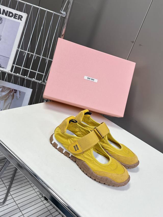 MiuMiu缪缪春夏秀款 饼干鞋 阿甘鞋休闲运动鞋专柜RMB8920购入开发 miumiu最新爆款 前卫大胆的设计，Miu Miu风格融于此款厚底帆布运动鞋的简