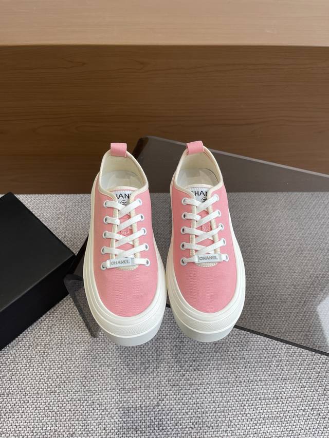 Chanel 香奈儿25ss隐藏中古款帆布鞋 Vintage感满满 中古复刻款 帆布鞋适配春夏 黑白拼接就很Chanel 配合袜子就很复古学院的感觉码数：35-