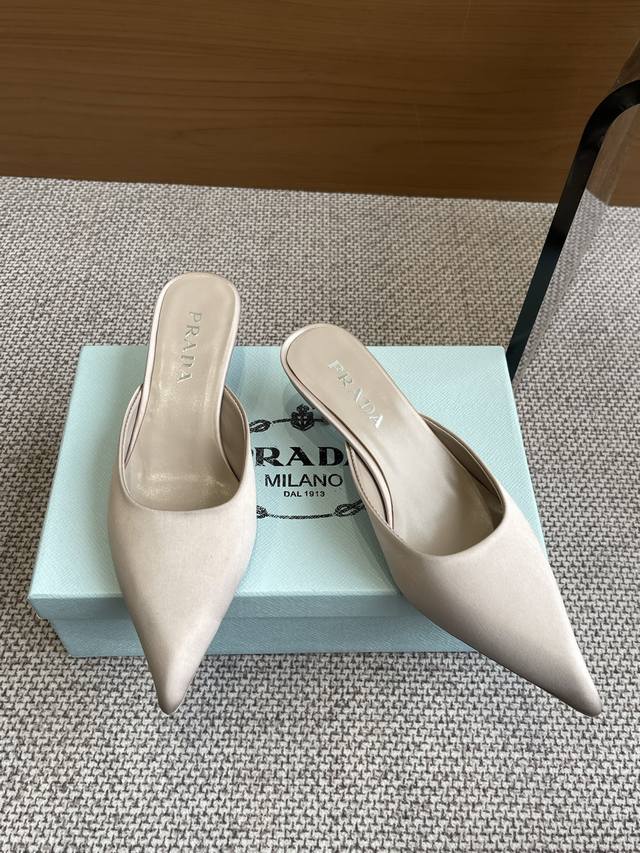 PRADA普拉达 2025ss新品T台秀场穆勒鞋 真丝尖头系列 顶级版本 prada25“T台秀款”,主推热卖款式，真丝材质搭配TPU穆勒系列春夏单鞋凉鞋系列