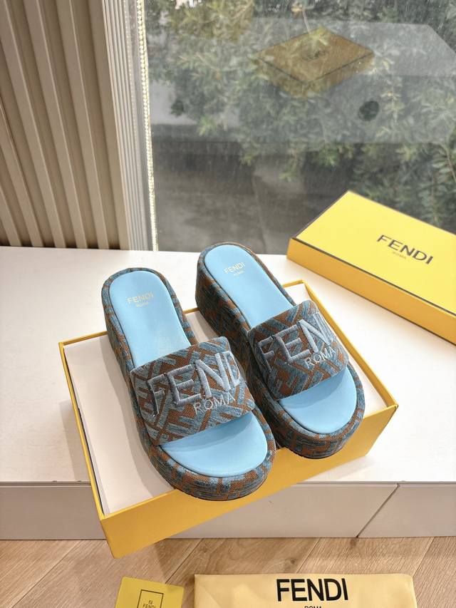 所见即所得G187顶级版本Fendi 芬迪毛拖走秀主推系列，新品上线，芬具桌脚设计灵感改创于今年秀场的主推系列鞋履 当季新品拖鞋，众所周知，鞋子永远设计为高级感