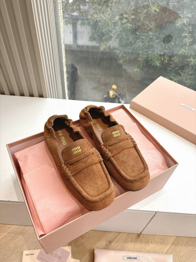 所见即所得G027顶级版本 代购级别2025春夏时装周Miu Miu钱币miu字母乐福鞋谬谬新出的‘小钱币’真的让人一整个心都融化除了中间夹着一颗钱币这种细节之