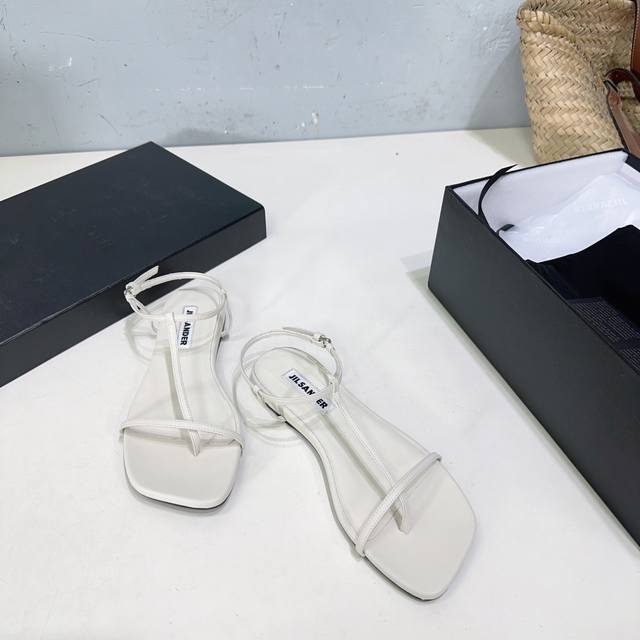 高品质出厂 ！小众潮牌 jilsander 吉尔桑达2025春夏新款简易带子小方头平底凉鞋这款凉鞋真的太性感漂亮了，简单又不失时髦的设计矮跟上脚舒适不累脚，轻松