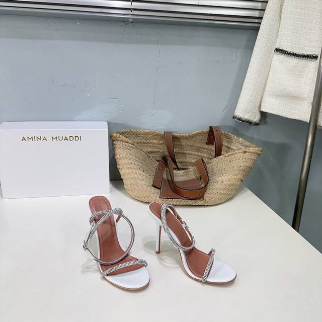 高品质出厂 ！小众潮牌 春夏款简易圆头水晶钻带子高跟凉鞋！优雅风格 创造不一样的感觉简约气质款式！ show bdetails 鞋面采用原版软漆皮 进口捷克钻内
