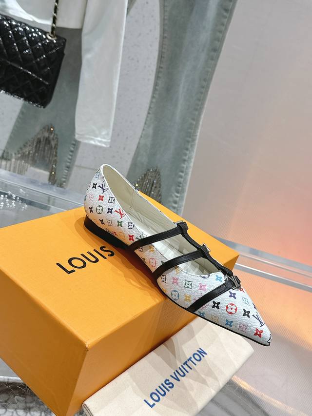 驴牌新品3D老花玛丽珍鞋第一眼看上就被种草了满满的法式复古风上脚也很时髦 而且百搭日常通勤 休闲聚会场合都能穿面料采用进口小牛皮内里垫脚均为羊皮 意大利进口真皮