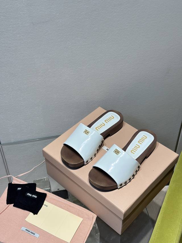 高品质出厂 包含一双半袜 miumiu*2025ss缪缪春夏新款平底小牛皮凉鞋拖鞋zp开发 原版拆卸，细节对版秒杀市面普通版本，miumiu真的太少女啦！皮质超