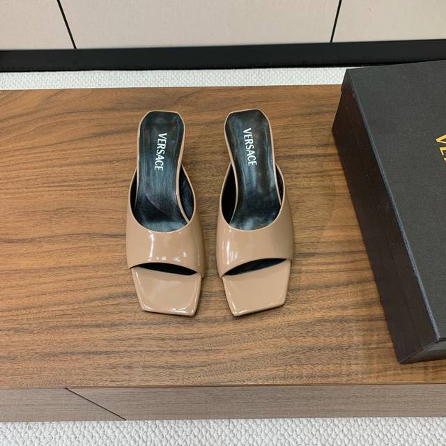 versace 金属跟拖鞋。很浓郁的意式风格。鞋面漆皮，羊皮内里及垫脚。真皮大底。码数：35-41 40、41定制不退换 批：