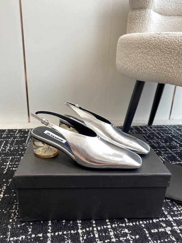代购级 JIL sander 小众潮牌 24春夏超现代主义水晶透明跟 方头系列单鞋 凉鞋！这款现代风格凉鞋醒目吸睛，微风轻轻吹过，脚下的每一步都应该轻盈而自在。