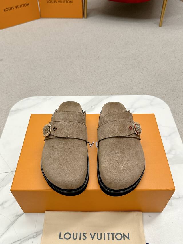 女款 男款 L’V Cosy Comfort平底毛拖采用绒面牛皮革包裹舒软羊毛皮革内衬，以韧性鞋垫和轻盈微型外底升级舒适体验。装饰彰显考究质感，恰似经典Twis