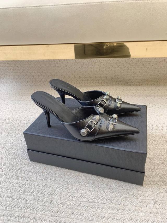 BALENCIAG*SS25经典款铆钉饰高跟拖鞋 原版套楦 顶级品质材质鞋面：进口牛皮垫脚：进口羊皮里大底：真皮大底码数：35-39 40、41定做不退不换