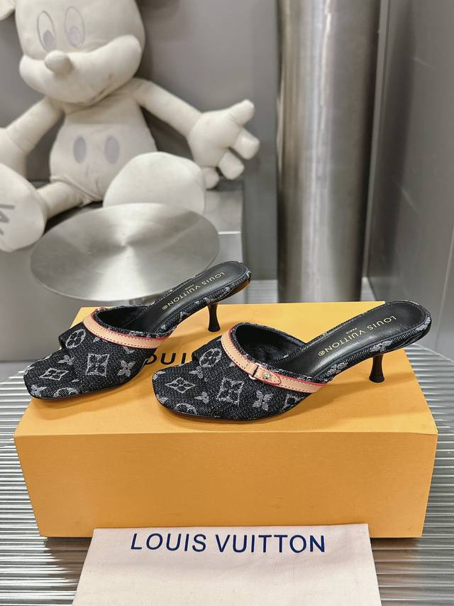 猫跟5.5Cmm 真皮大底 24S春夏新款丹宁牛仔猫跟系列 Lv老花越看越耐看加上牛仔就又多一点俏皮感夏日搭配短裤短裙阔腿长裤都很好看小猫跟也有一定的高度夏日姐