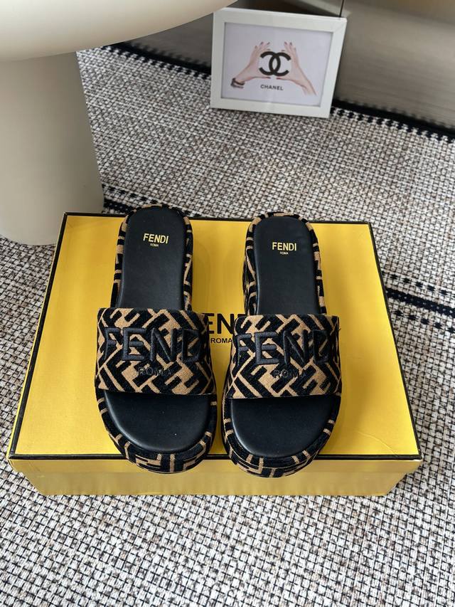 FENDI 新款厚底拖鞋 整双鞋子采购Zp开发打造，全部定制材料，独家开模大底，细节全部对版出货，连包装也做到跟正品一样。码数：35-41 41订做不退不换