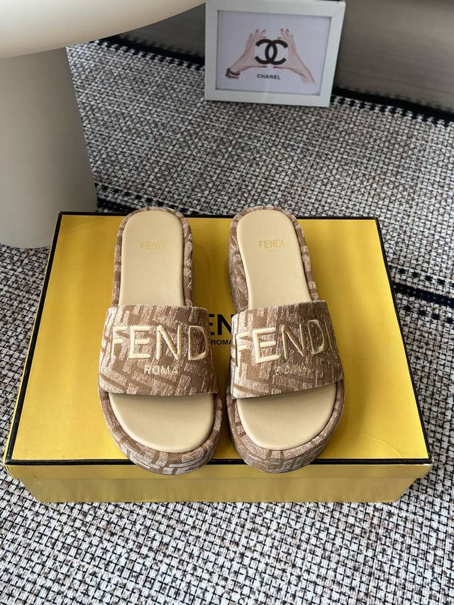 FENDI 新款厚底拖鞋 整双鞋子采购Zp开发打造，全部定制材料，独家开模大底，细节全部对版出货，连包装也做到跟正品一样。码数：35-41 41订做不退不换