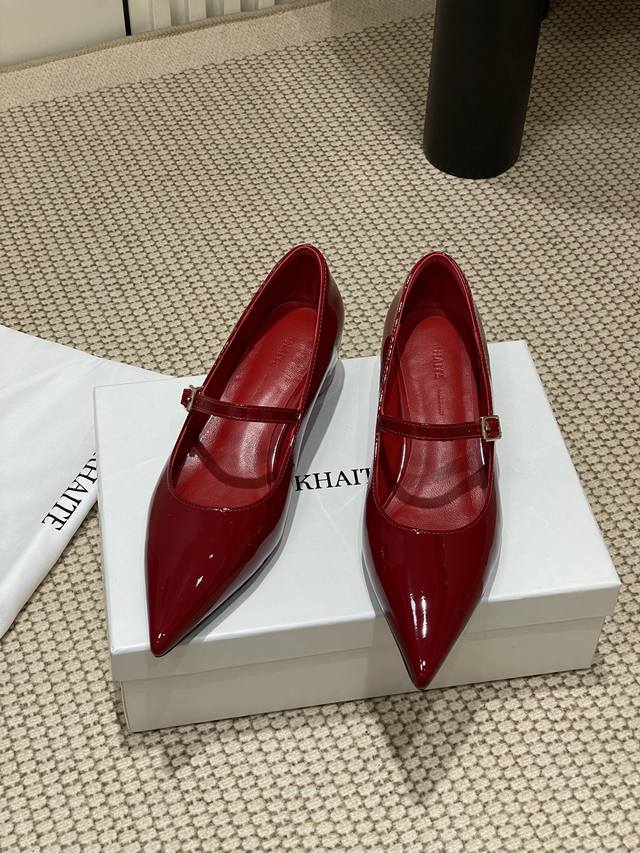 小众潮牌 khaite25春夏新款复古坡跟一字带玛丽珍尖头单鞋！极简前卫、锋利和无畏的设计，让Khaite近年响亮时尚界。短短几年间已经成为最受欢迎的服装品牌之