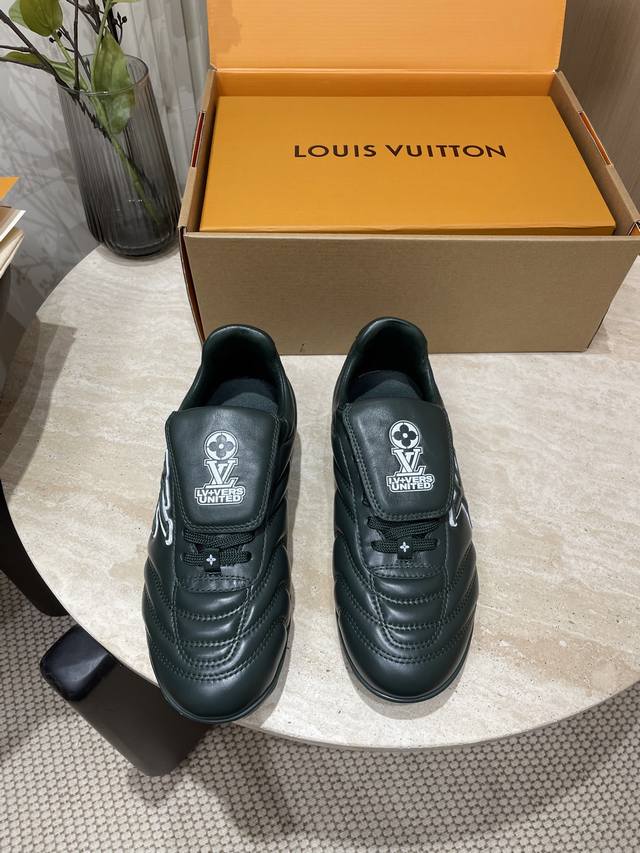 情侣款LV路易威登L家 驴牌 最新Footprint系列 情侣款 足球运动鞋 休闲 跑鞋原版购入开发 做货 这款 Footprint Soccer 运动鞋于20
