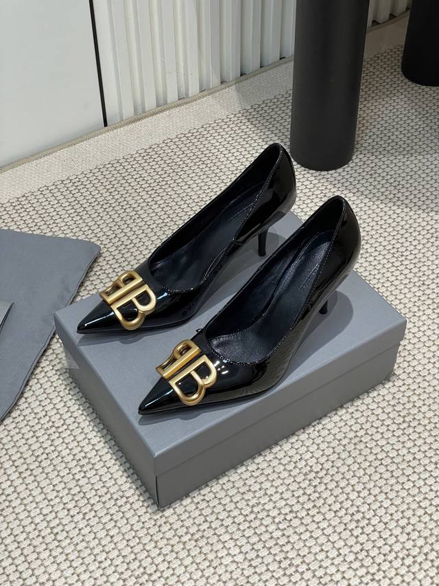 25Ss春夏新款Balenciaga尖头BB扣漆皮单鞋后空凉鞋将时髦发挥到极致的巴黎世家尖头单鞋这款的鞋子绝对开了挂，每一双都想去入，因为真的每一对都自带时髦感
