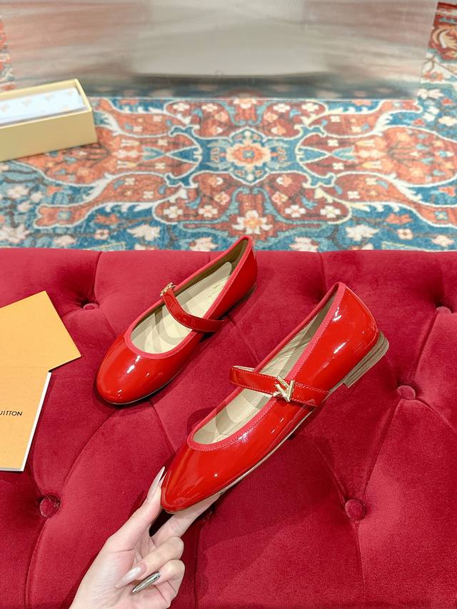 Louis Vuitton 路易威登春夏玛丽珍时装平底鞋 春夏秀场出镜率最高的一款单品 超多名模上脚 简约大方非常百搭 鞋面采用原版牛皮； 全皮包裸纯手工缝纫鞋