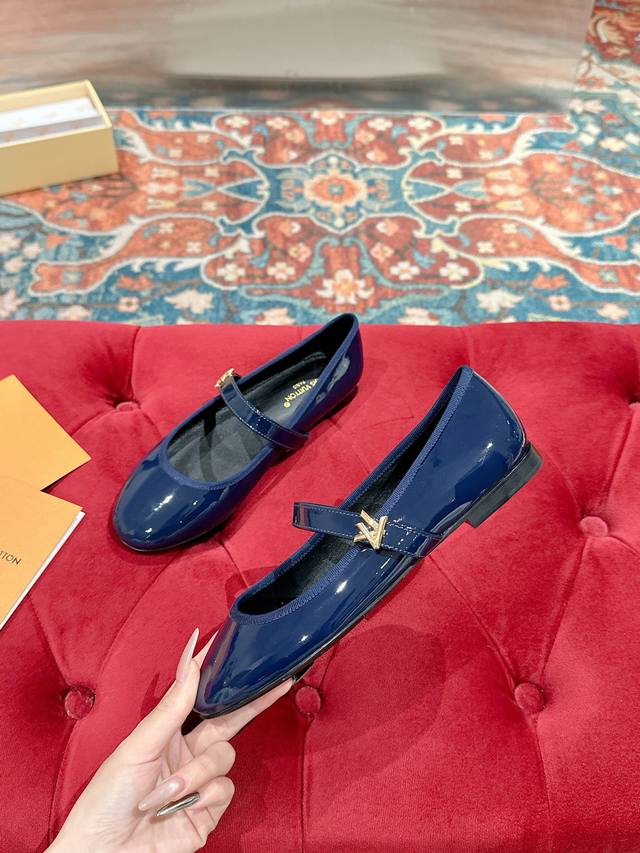 Louis Vuitton 路易威登春夏玛丽珍时装平底鞋 春夏秀场出镜率最高的一款单品 超多名模上脚 简约大方非常百搭 鞋面采用原版牛皮； 全皮包裸纯手工缝纫鞋