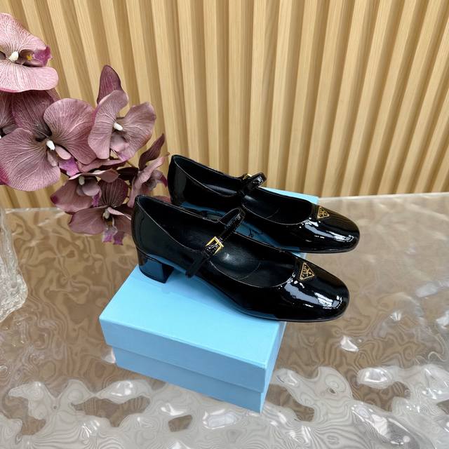 高版本 Prada 新品专柜新款玛丽珍凉鞋 单鞋 系列上新 高版本 鞋面：原版定制牛漆皮 牛皮 丝绒 内里：特定混种羊皮内里大底：原版开模真皮大底 跟高:4cm