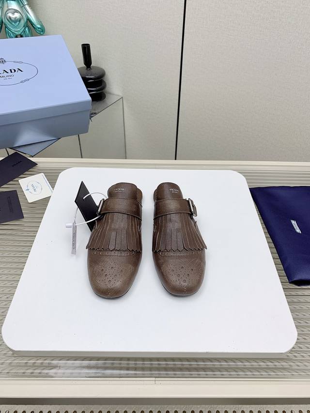 出厂 高版本 Prada 普拉达 25 走秀款复古2扣拖鞋爆款！走秀款 复古感时髦满满 随意百搭 时尚休闲 独到味道，人人都爱也轻松驾驭 每年都会爆.足以征服你