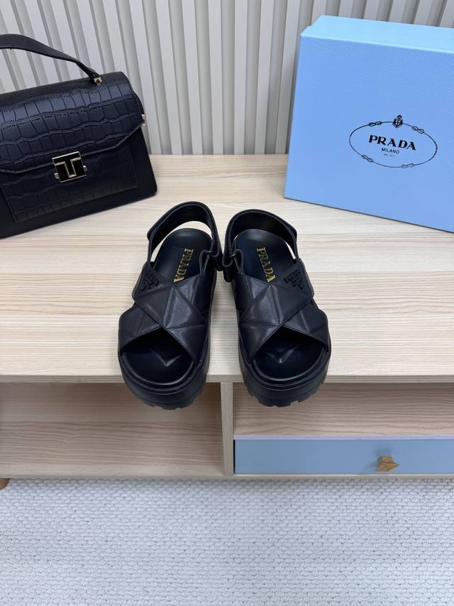 Prada 普拉达 25ss p家 25春夏厚底水台托鞋 双皮带扣复古风格 进口羊皮面料 羊皮内里 发泡大底 超轻 Zp五金扣Logo点缀 完美演绎高级简约风格